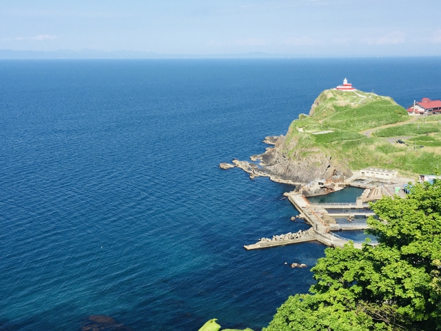 小樽の祝津展望台から望む海と日和山灯台