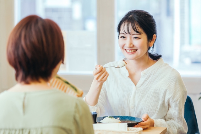 倉敷のグルメスポットで食事を楽しむ女性イメージ