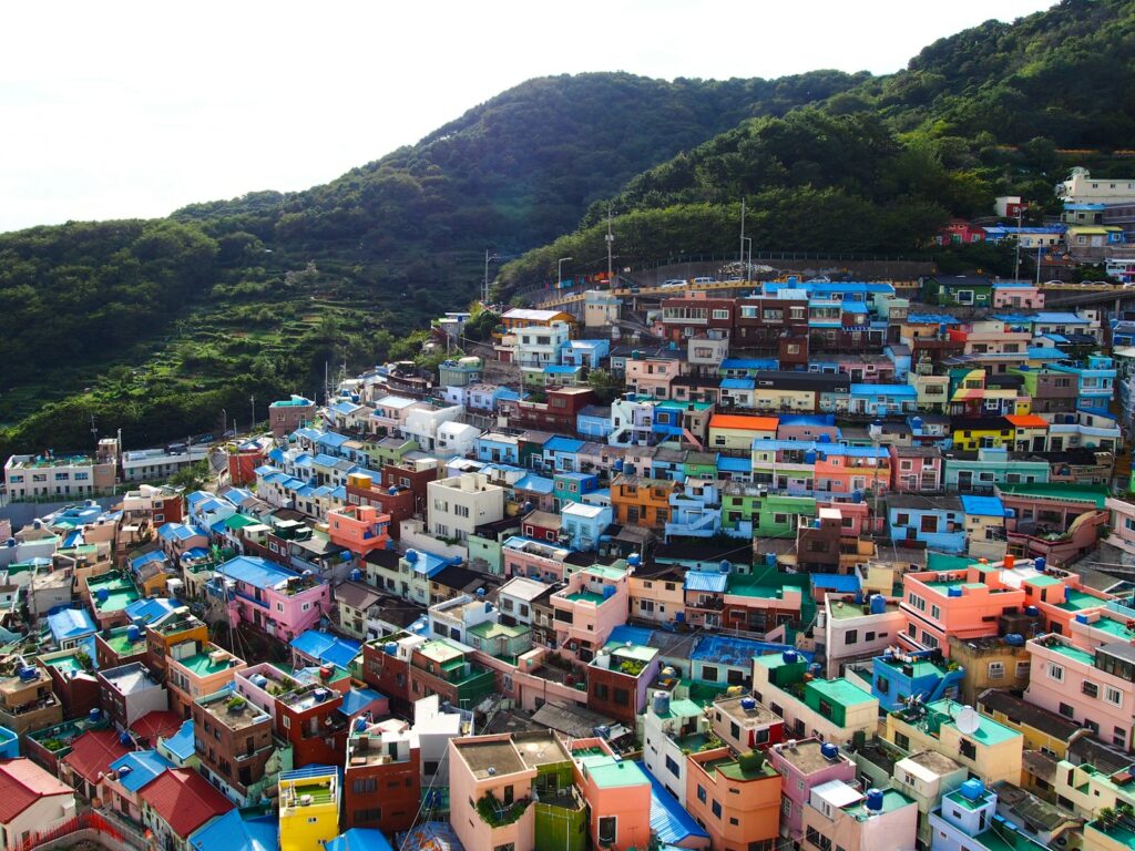 ８月の韓国の観光で見たい甘川文化村の景色