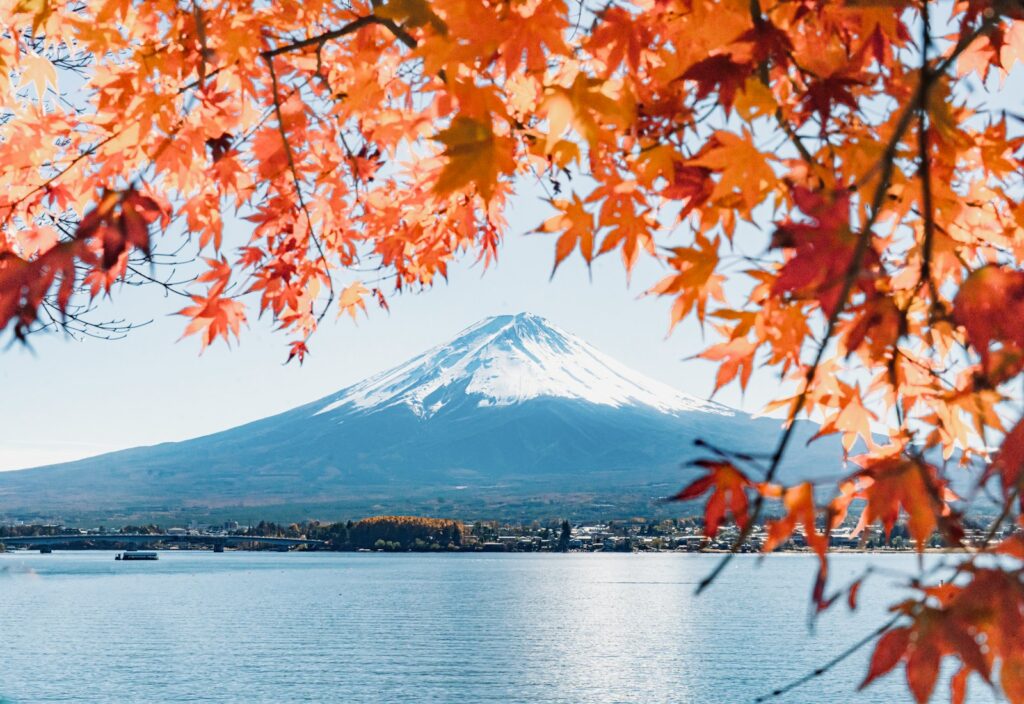 山梨富士五湖の忍野八海、富士山と秋の紅葉