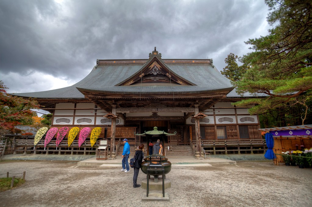 厳かな雰囲気の中尊寺本堂