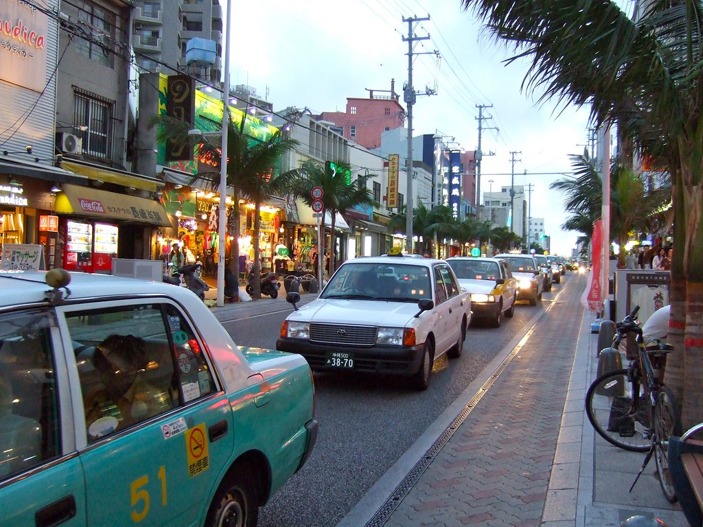 沖縄の街並みとタクシー