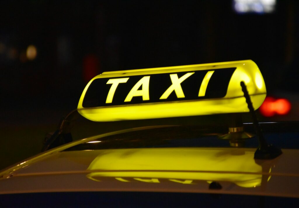 タクシーの黄色いライト