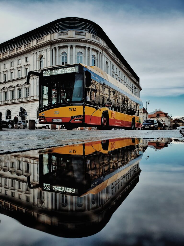 オーストラリアの雨上がりのバス