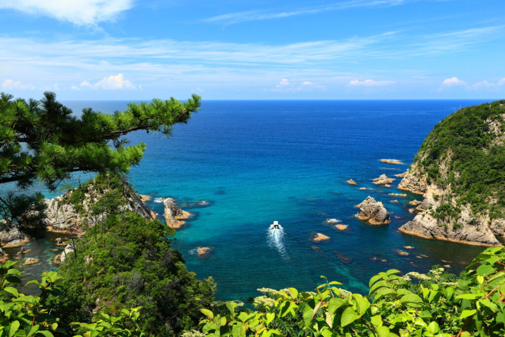 きれいな青色をしている浦富海岸と青空