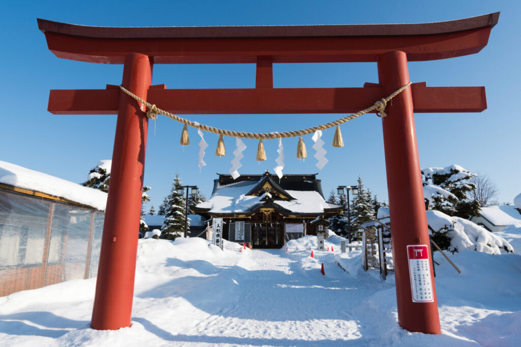 雪が積もった美瑛神社