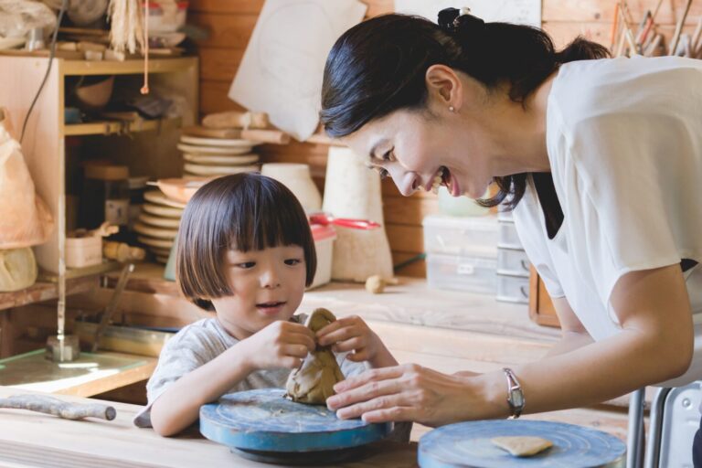 陶芸を楽しむ親子