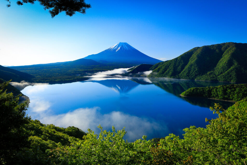 富士五湖の一つ、本栖湖からみる富士山