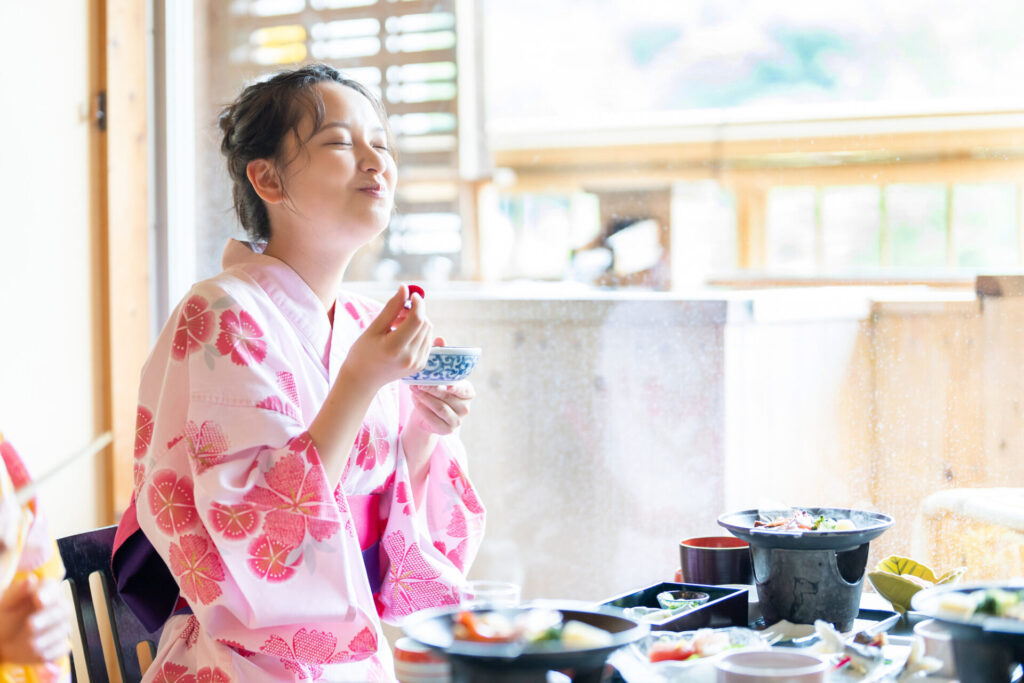 日間賀島の温泉旅館でくつろぐ女性のイメージ