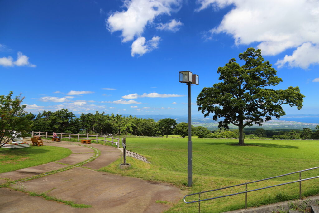 緑が生い茂る大山まきばみるくの里と青空