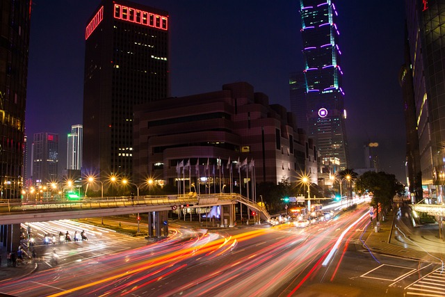 対策KW「夜の台北市内の交通の軌跡」
