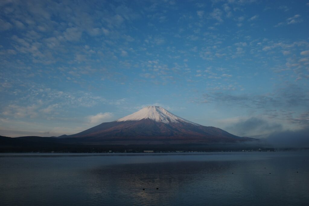 「日本の名水百選」にも選ばれている忍野八海から見る富士山