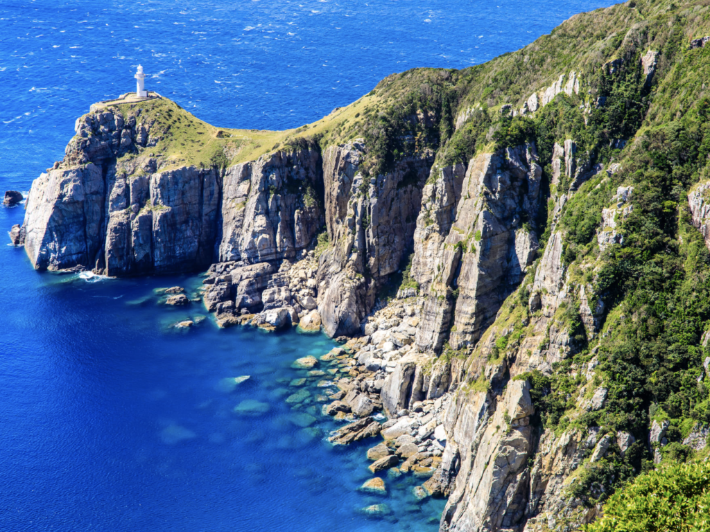 長崎五島の大瀬崎灯台と青い海