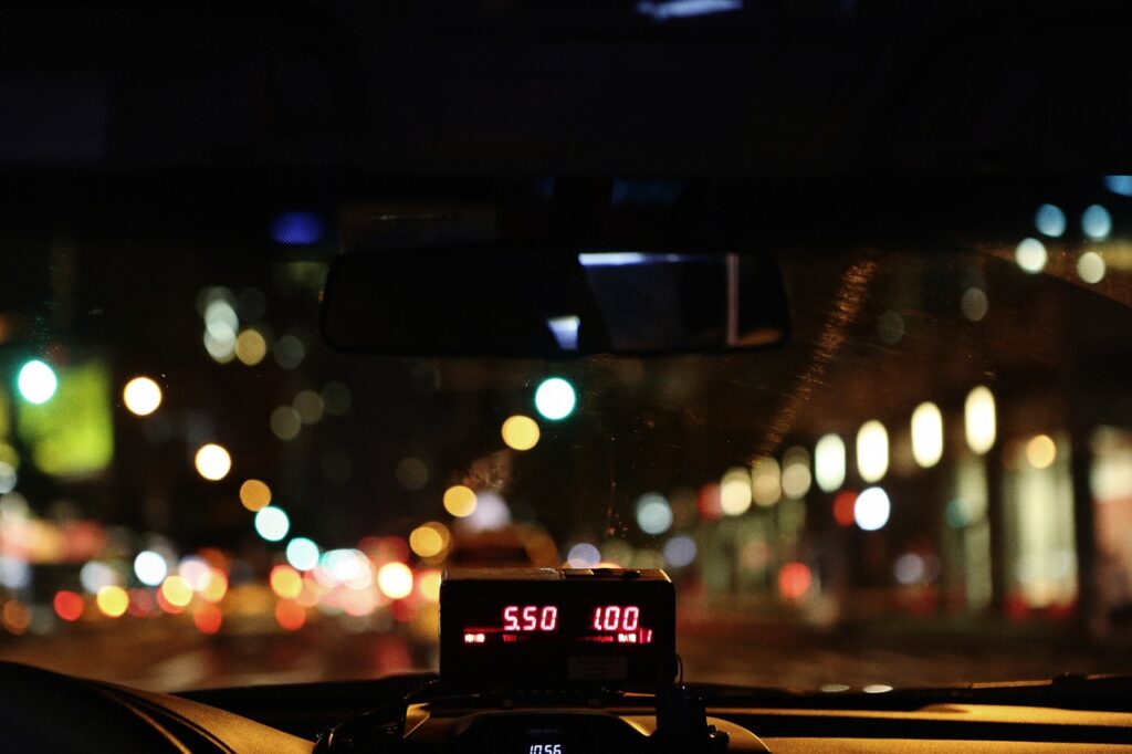 タクシーに乗車の際には深夜料金に注意