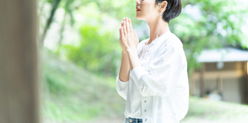 神社を参拝する女性