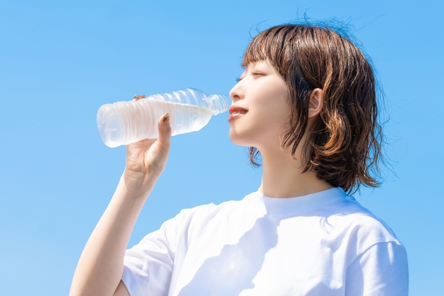 水分補給のために水を飲む女性