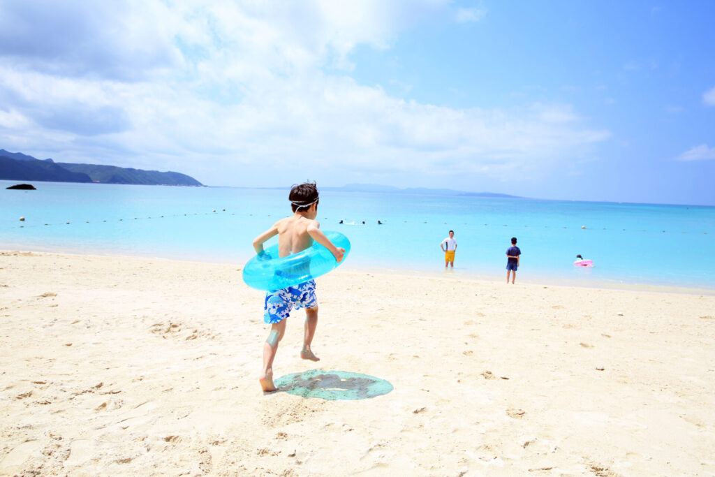 海水浴を楽しむ家族