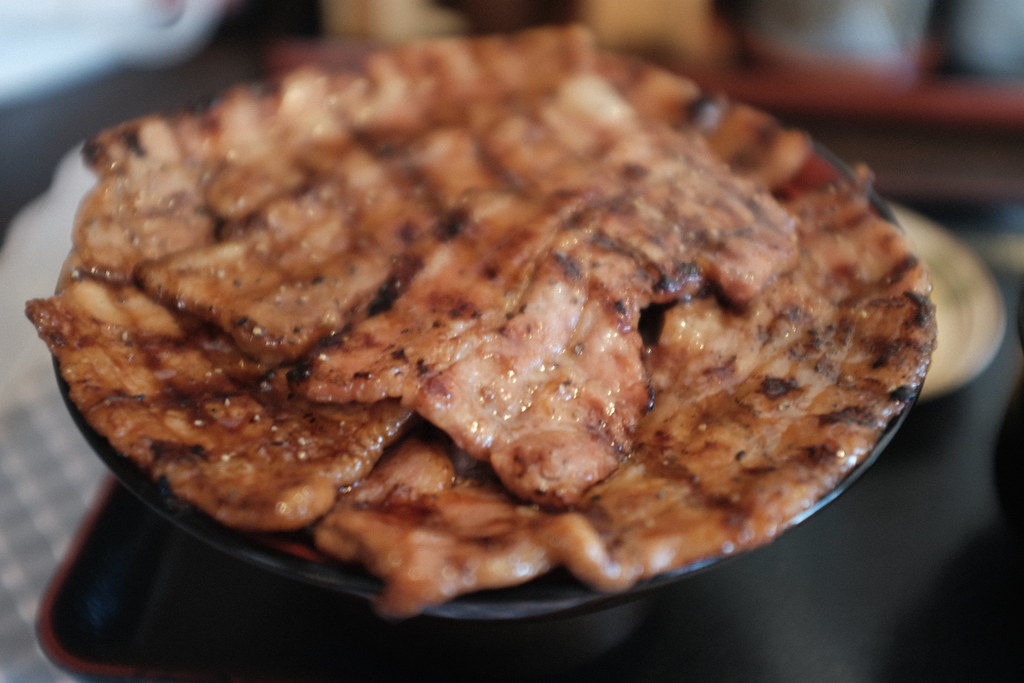 「豚丼一番ぶたいち本店」は、地元でも大人気の豚丼専門店です