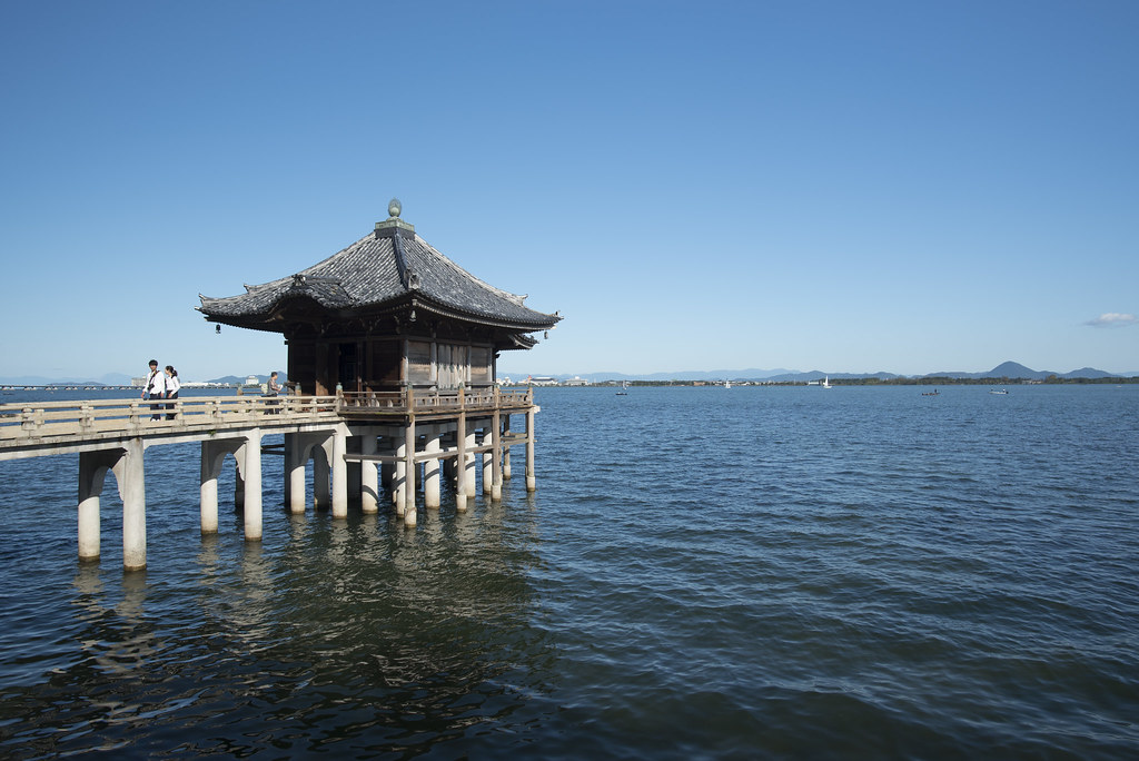 琵琶湖に浮かぶ満月寺浮御堂の幻想的な姿