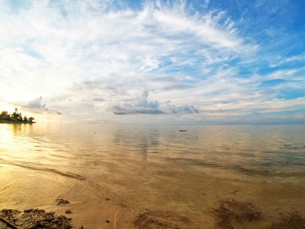 ビーチでのんびり過ごすハガニア湾の夕暮れ