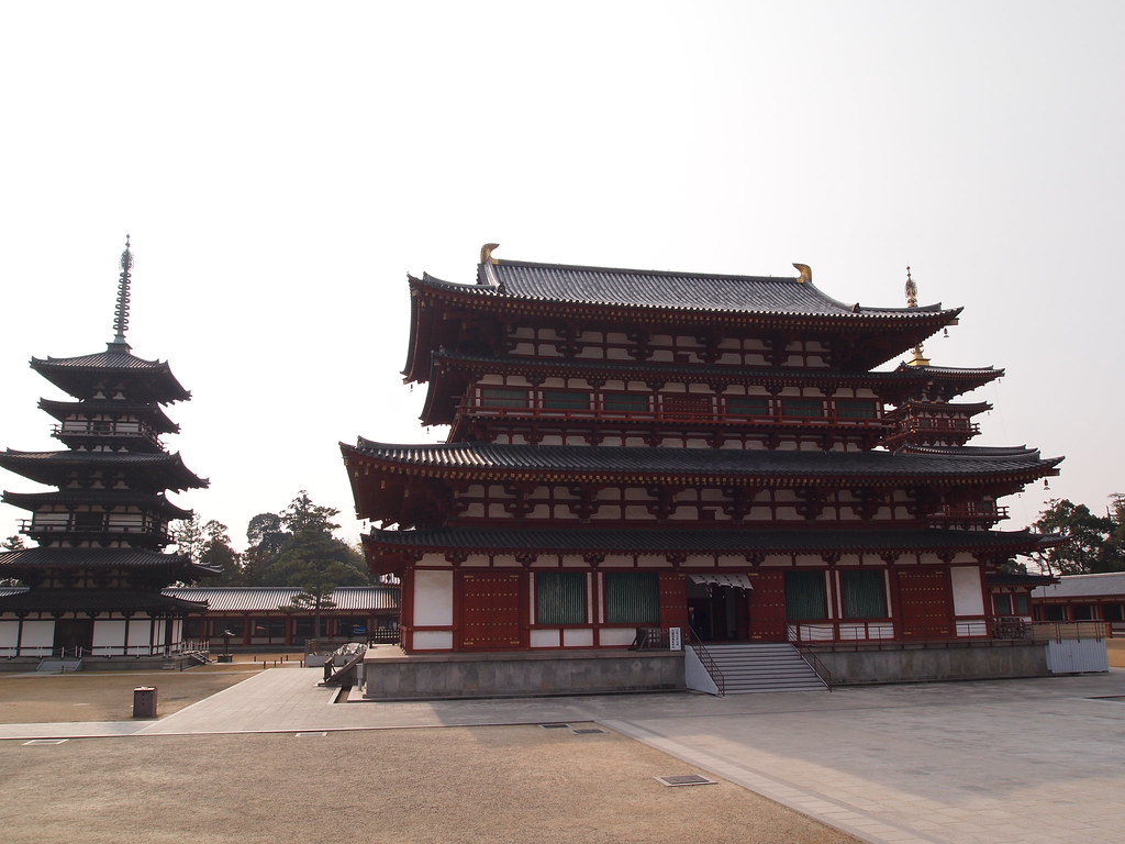 東塔と西塔が有名な飛鳥時代に創建された歴史ある寺院