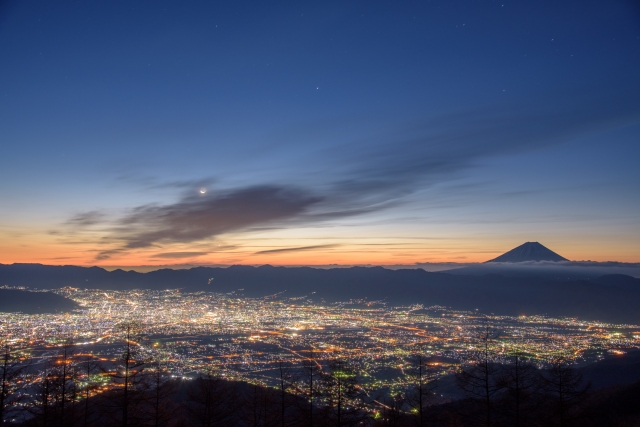 山頂から甲府盆地の夜景と富士山の絶景を