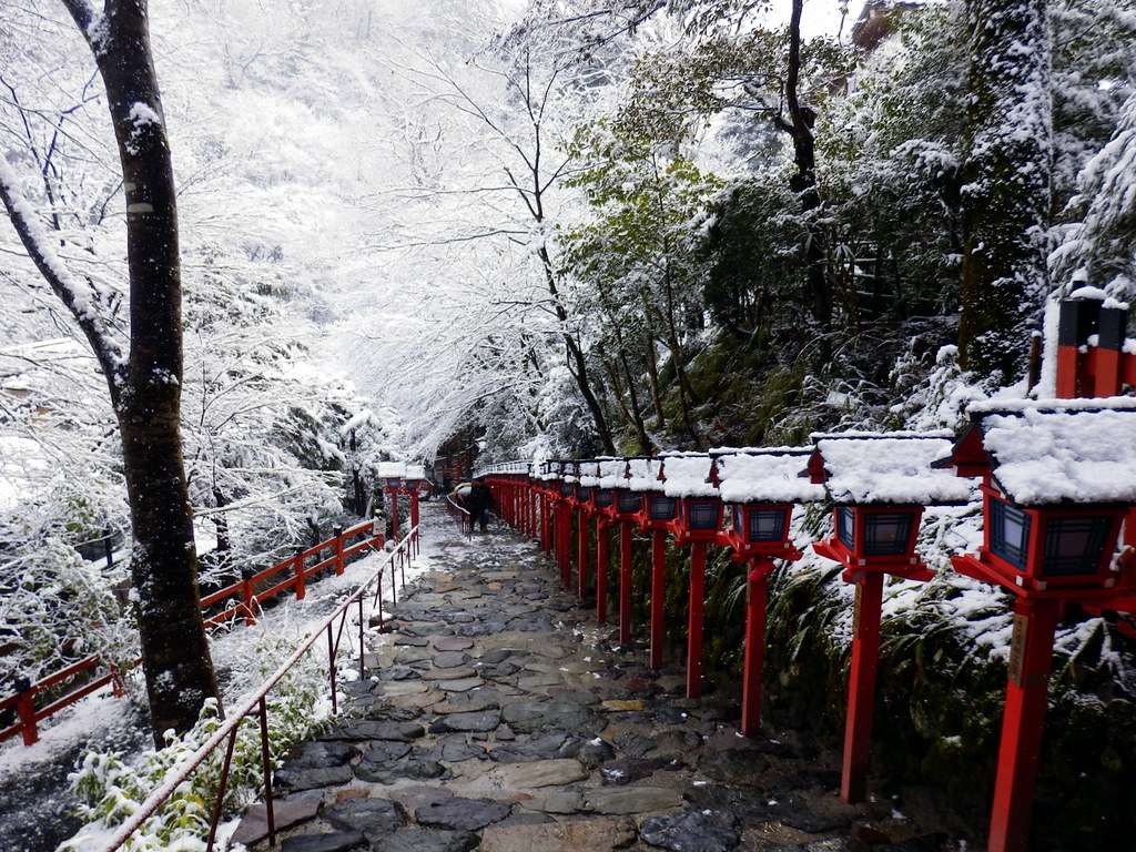 京都の冬・貴船神社の灯篭と雪景色