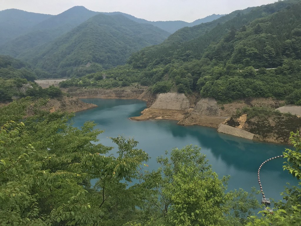 四万ブルーの美しい奥四万湖の景観