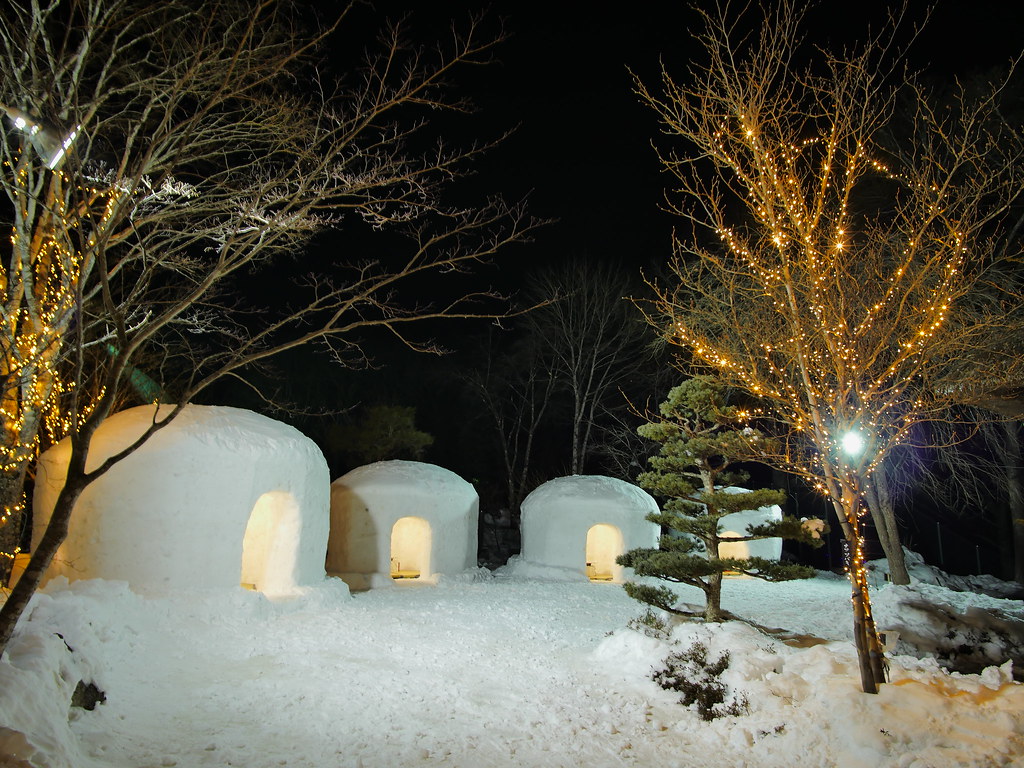 湯西川温泉のかまくら祭：平家の里での夜のかまくら