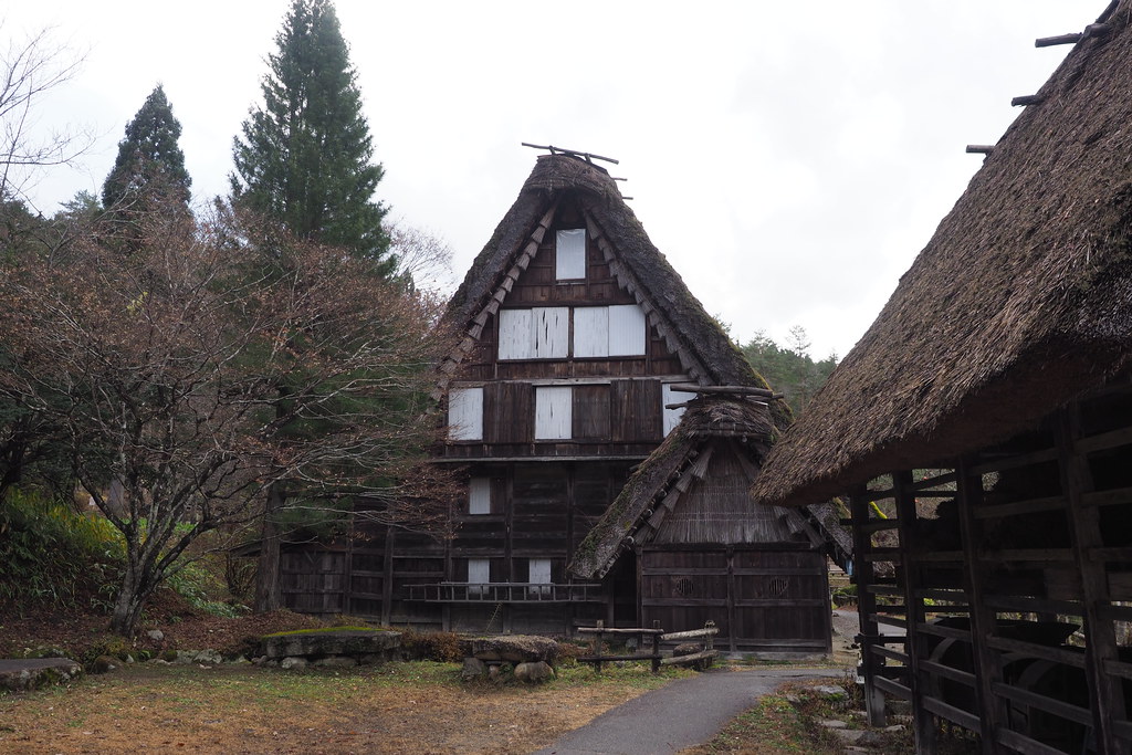 飛騨の里の茅葺屋根の家