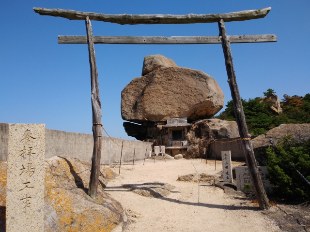 自然の神秘を感じる小豆島の重ね岩