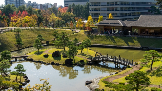 金沢城公園の秋の景色を楽しむ