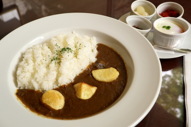 呉海自カレーを食べる