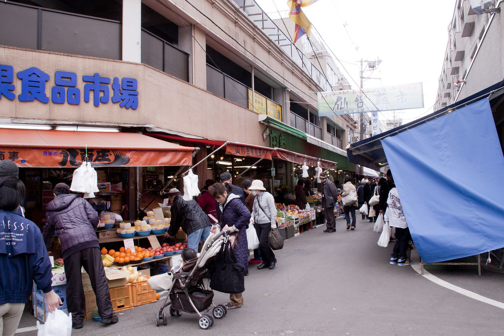 約70店舗が並ぶ賑やかな市場