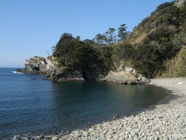 干潮時に現れる「トンボロ現象」でおなじみの浮島海岸