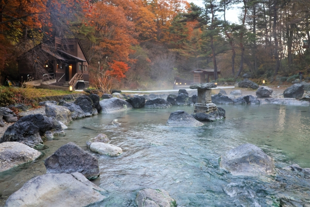 寒い冬に心も温まる温泉のイメージ