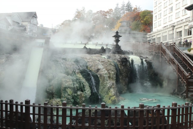 草津温泉湯畑と紅葉を同時に楽しむ