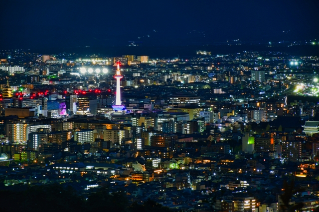 夜の散歩を楽しみながら見る東山山頂公園からの夜景