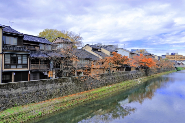 秋の主計町茶屋街を散策する