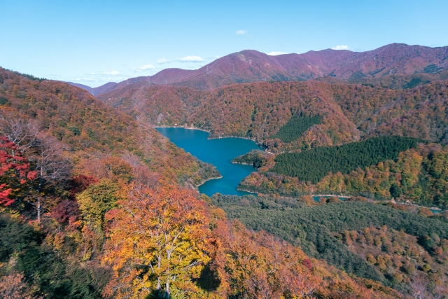 紅葉の美しい二居湖