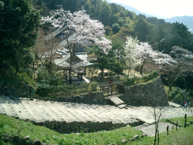 琵琶湖周辺の歴史的名所の安土城大手道石段