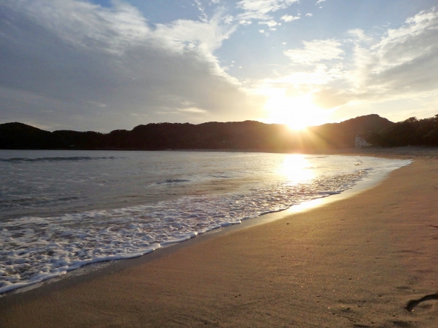 沈む夕日に染まる南伊豆の弓ヶ浜ビーチ