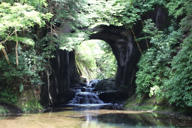 亀岩の洞窟で自然を感じる