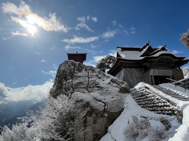 雪をまとった一段と山寺へ