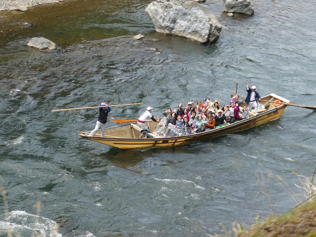 嵐山の自然を満喫する・保津川下り