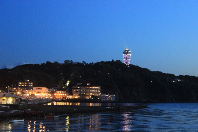 夜のライトアップされた江ノ島