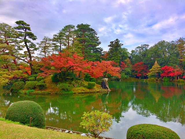 兼六園の紅葉を眺める