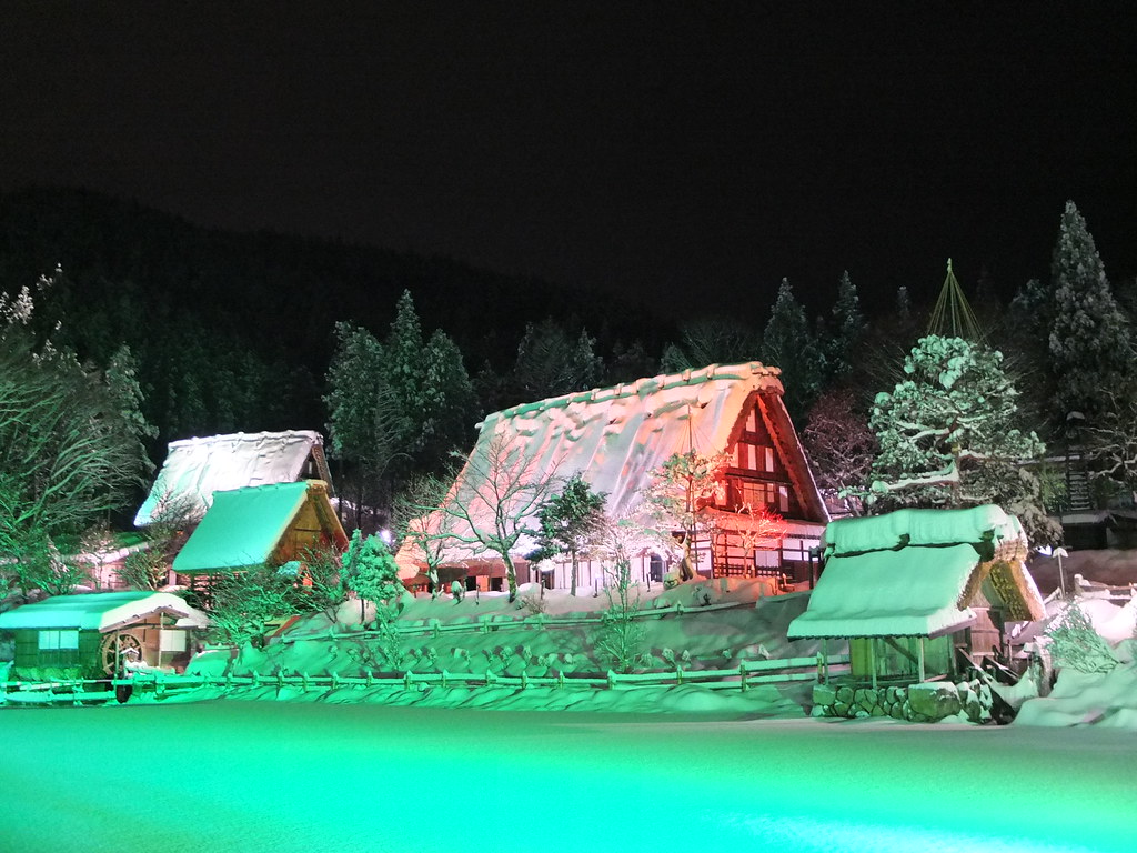 雪に覆われた茅葺き屋根の家々が幻想的な風景を作り出す「飛騨の里」