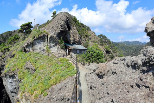 岩山と一心同体になっている石室神社