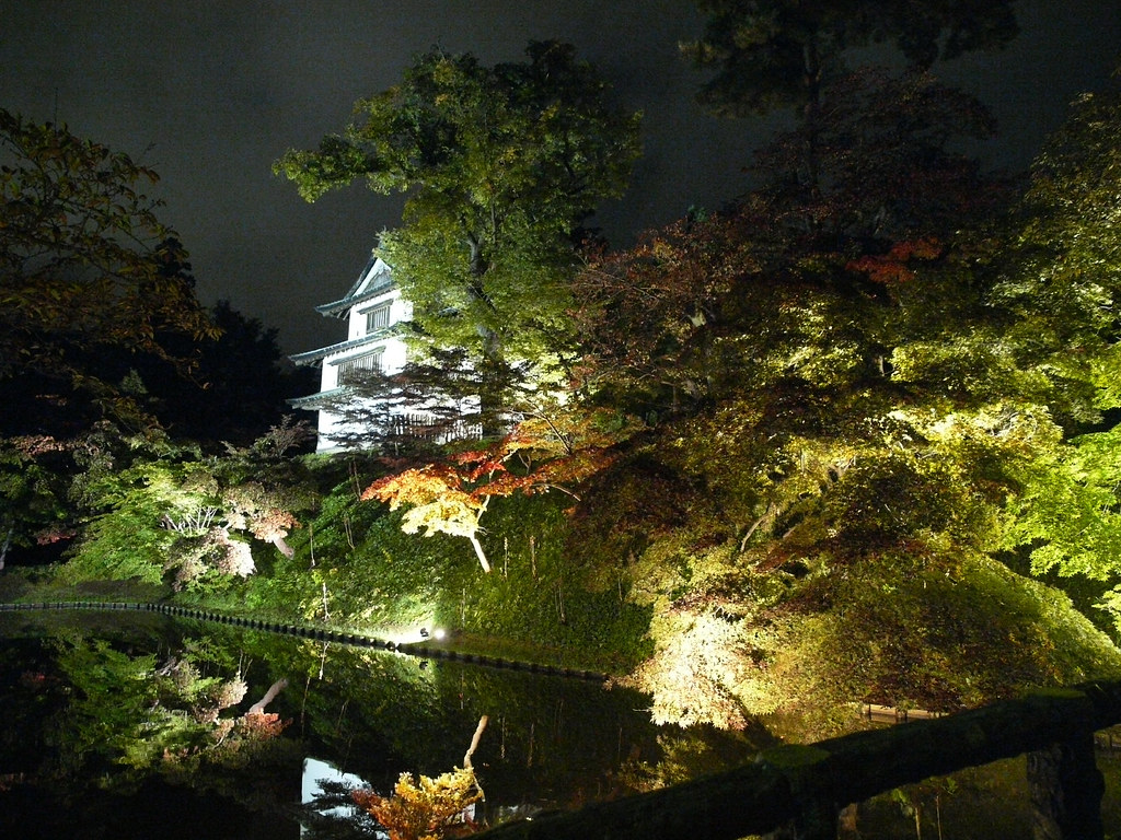 秋の紅葉が美しい弘前城